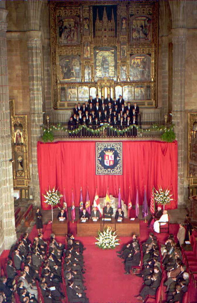 1995. Las Cortes de Castilla y León celebraron en Ávila el XII aniversario del Estatuto de Autonomía en un pleno extraordinario celebrado en el convento de Santo Tomás.