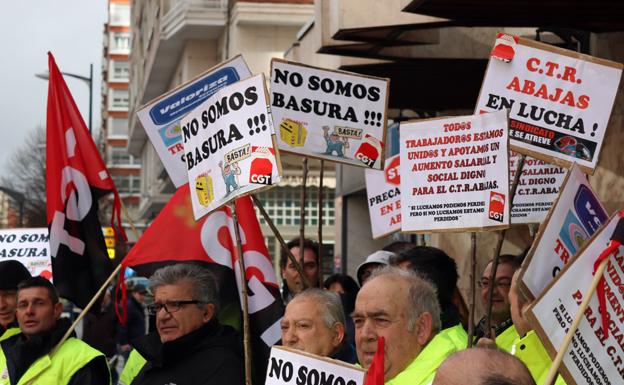 La plantilla se ha manifestado esta mañana para exteriorizar su denuncia laboral