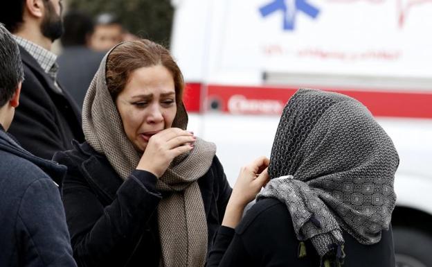 Familiares de los pasajeros del avión siniestrado esperan noticias. 