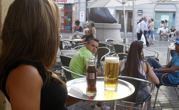 Una mujer atiende en una cafetería.