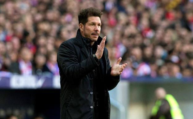 Diego Pablo Simeone aplaude a sus jugadores durante el partido ante el Athletic. 