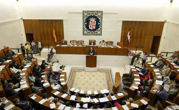 Vista general del hemiciclo en Las Cortes durante la comparecencia de Juan Vicente Herrera en el debate sobre el estado de la región