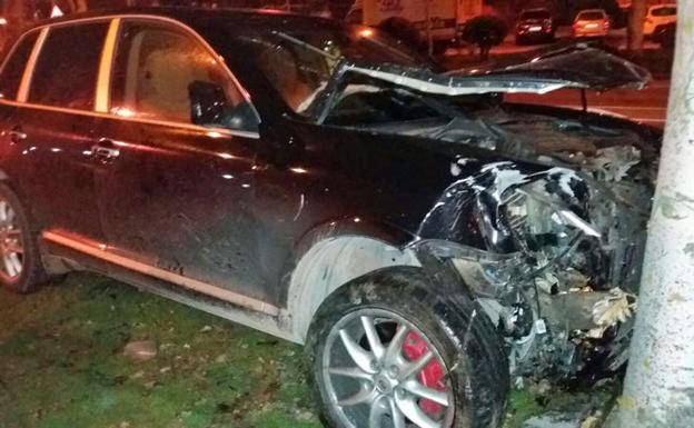 El Porsche Cayenne acabó chocando contra un árbol