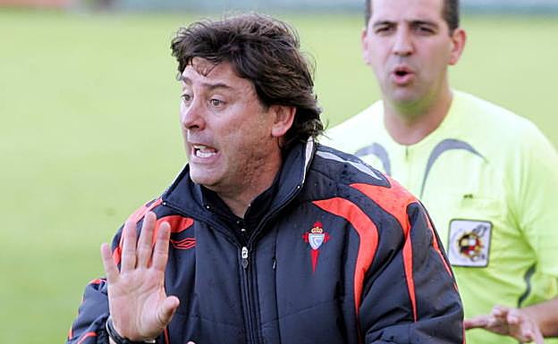 El técnico Alejandro Menéndez dando isntrucciones a su equipo