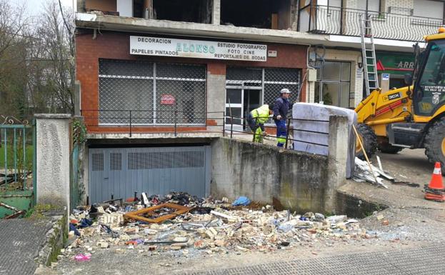 Los escombros permanecen fuera del inmueble tras la explosión