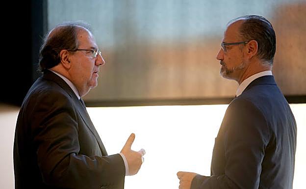 El presidente de la Junta, Juan Vicente Herrera, conversa con el portavoz de Ciudadanos, Luis Fuentes, en los pasillos de la sede de las Cortes, durante la celebración del Pleno.