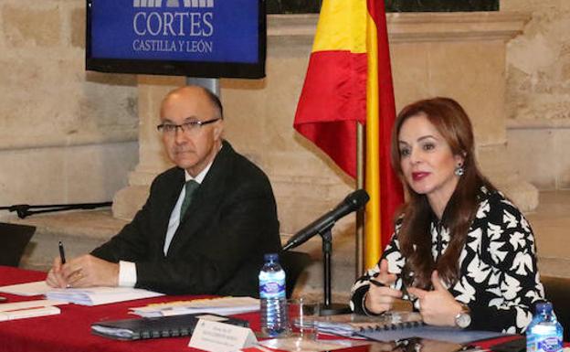 Ramiro Ruiz Medrano, junto a Silvia Clemente, el pasado viernes, en un acto de las Cortes que tuvo lugar en el Colegio de San Gregorio.