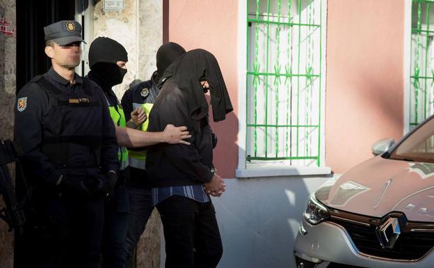 Agentes de Policía, durante la detención de un yihadista en Madrid.