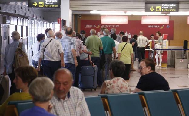 Jubilados se disponen a coger un avión.