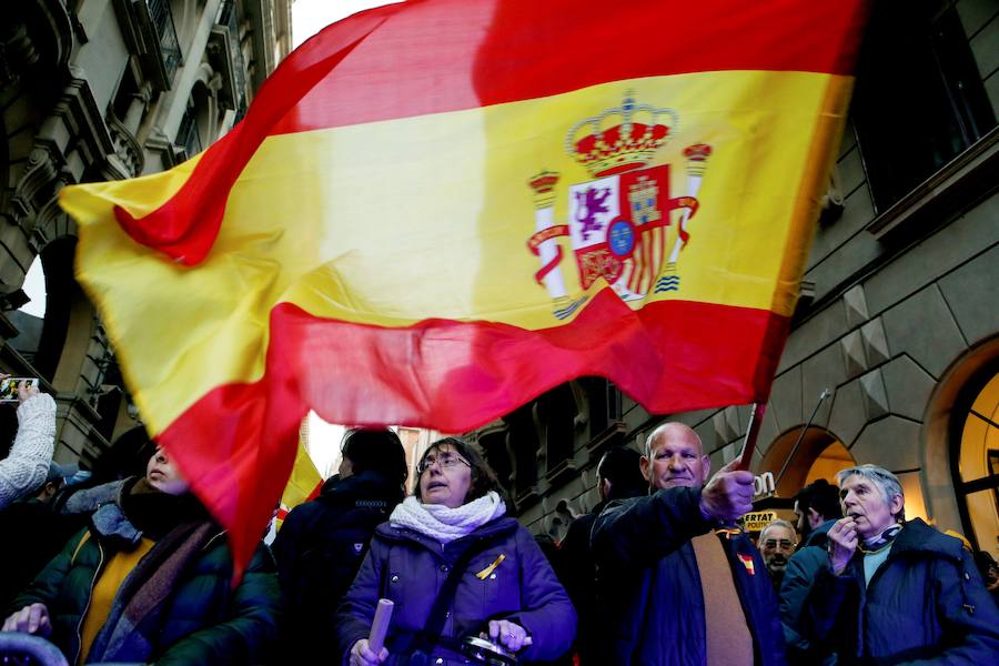 Los Mossos han bloqueado con furgonetas los principales accesos al Palau de la Música de Barcelona, donde está prevista la asistencia de Felipe VI en la cena de bienvenida al Congreso Mundial de Móviles (MWC), para frenar a los manifestantes independentistas, lo que ha generado empujones y algunos rifirrafes.