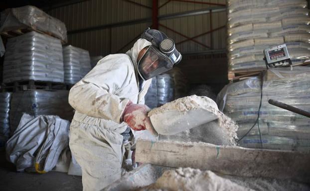 Un empleado ayuda en la fabricación del remedio. 