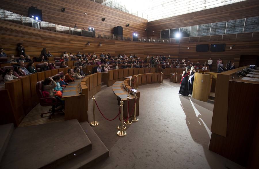 El Parlamento regional conmemora los 35 años del Estatuto de Autonomía con una jornada de puertas abiertas, en la que los ciudadanos, además de conocer las estancias, han podido disfrutar de una representación teatral de la mano del grupo Valquiria Teatro.