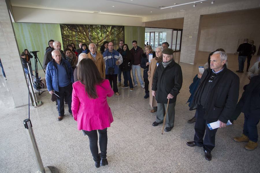 El Parlamento regional conmemora los 35 años del Estatuto de Autonomía con una jornada de puertas abiertas, en la que los ciudadanos, además de conocer las estancias, han podido disfrutar de una representación teatral de la mano del grupo Valquiria Teatro.