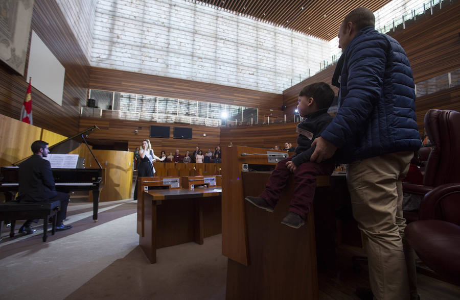 El Parlamento regional conmemora los 35 años del Estatuto de Autonomía con una jornada de puertas abiertas, en la que los ciudadanos, además de conocer las estancias, han podido disfrutar de una representación teatral de la mano del grupo Valquiria Teatro.