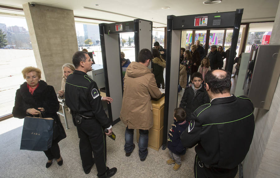 El Parlamento regional conmemora los 35 años del Estatuto de Autonomía con una jornada de puertas abiertas, en la que los ciudadanos, además de conocer las estancias, han podido disfrutar de una representación teatral de la mano del grupo Valquiria Teatro.