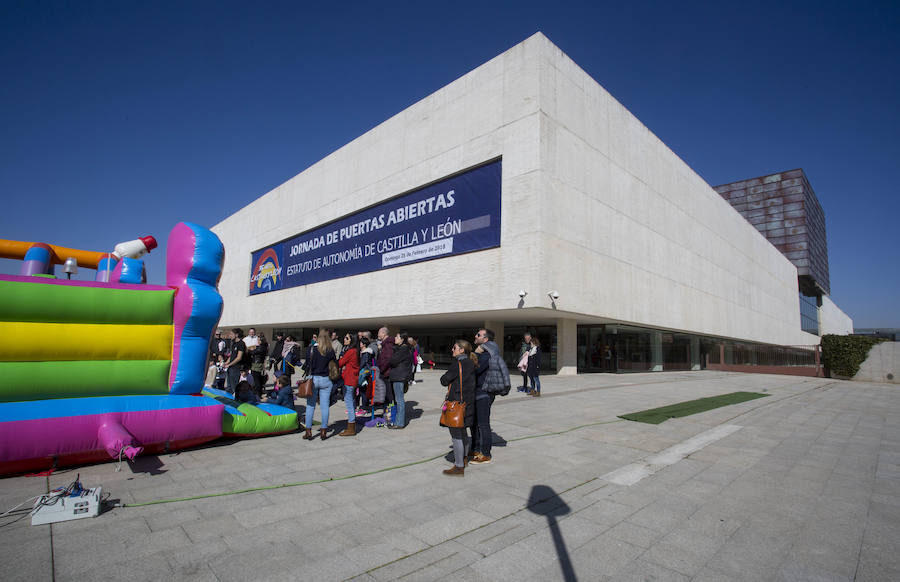 El Parlamento regional conmemora los 35 años del Estatuto de Autonomía con una jornada de puertas abiertas, en la que los ciudadanos, además de conocer las estancias, han podido disfrutar de una representación teatral de la mano del grupo Valquiria Teatro.