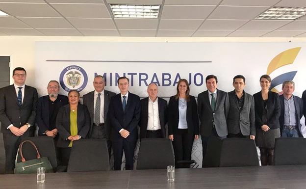 Una delegación del Diálogo Social se reúne en Bogotá (Colombia), con la ministra de Trabajo de Colombia, Griselda Janet Restrepo, en el centro de la imagen.