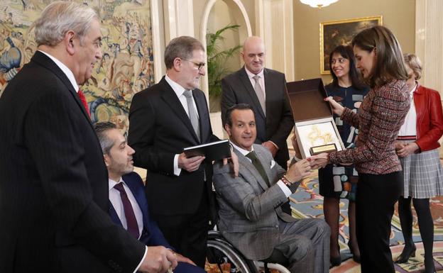 La Reina Letizia recibe a Aspaym Castilla y León por el 25º aniversario de la entidad.