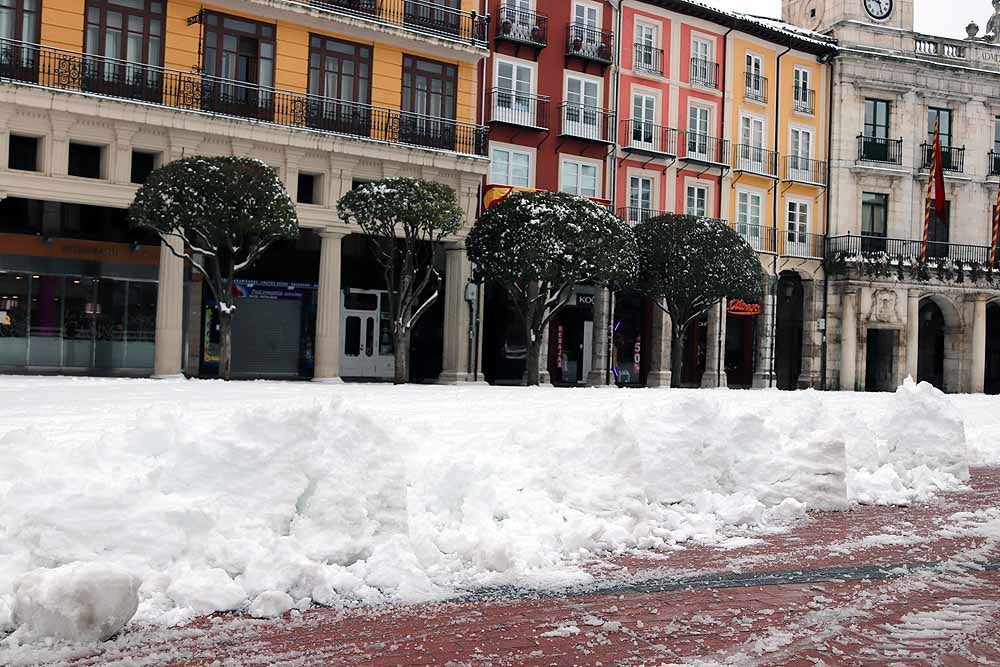 Las prediciciones se han cumplido y la provincia y la capital han amanecido cubiertas de un manto blanco, generandpo numerosas complicaciones en calles y carreteras.