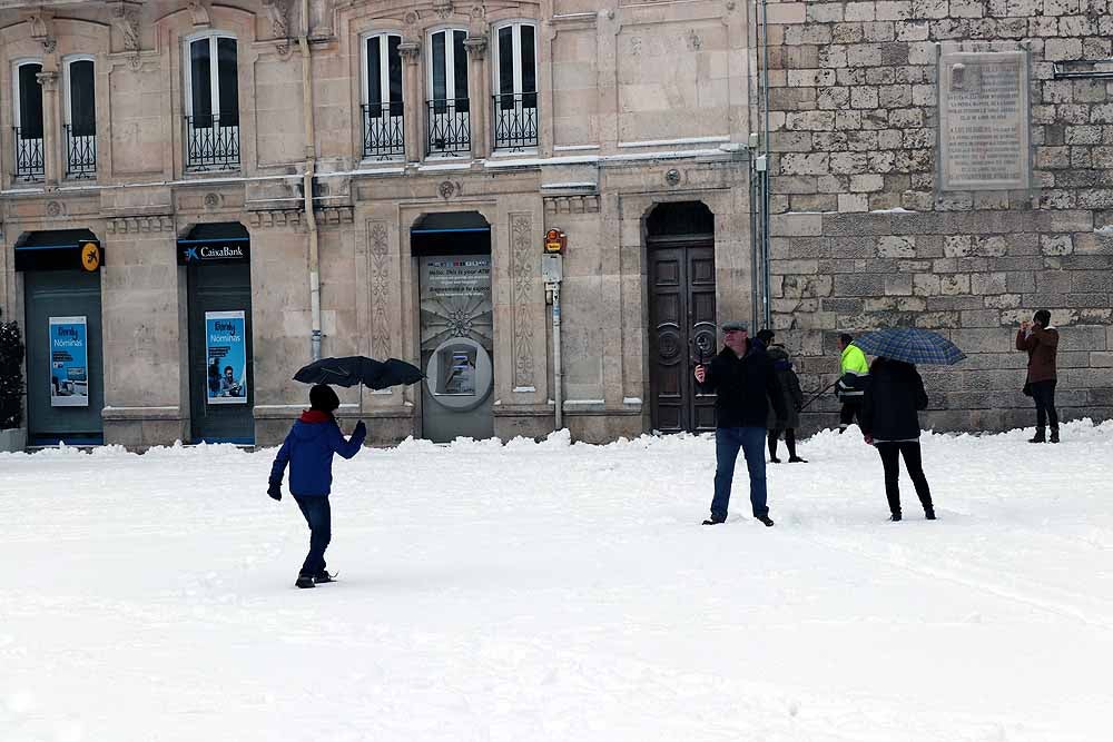 Las prediciciones se han cumplido y la provincia y la capital han amanecido cubiertas de un manto blanco, generandpo numerosas complicaciones en calles y carreteras.