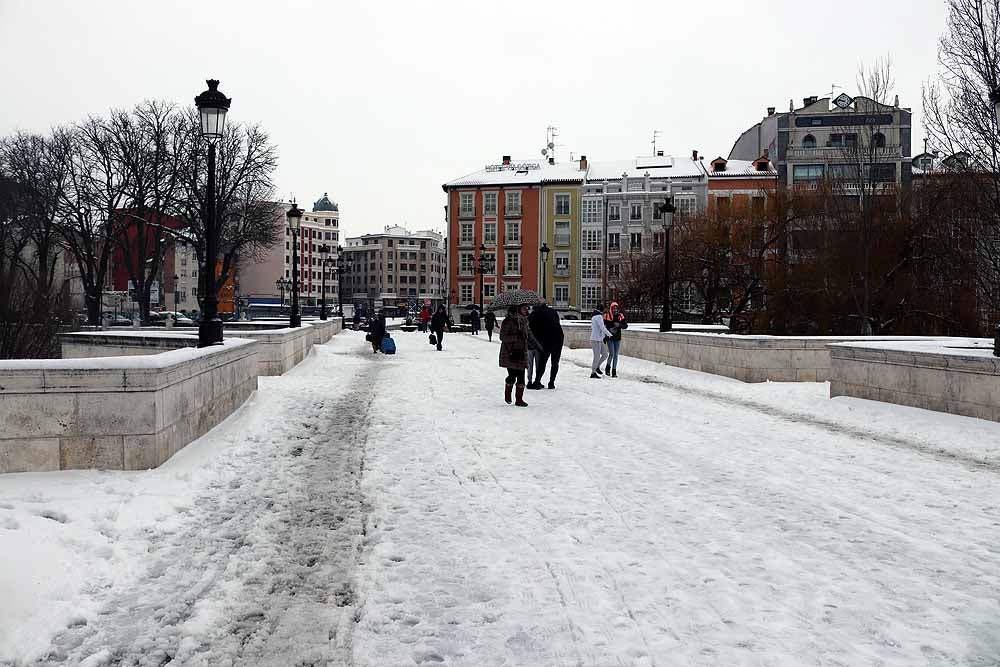 Las prediciciones se han cumplido y la provincia y la capital han amanecido cubiertas de un manto blanco, generandpo numerosas complicaciones en calles y carreteras.