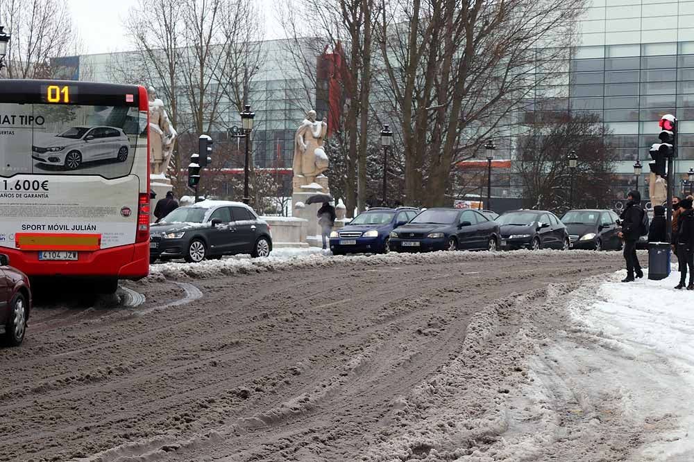 Las prediciciones se han cumplido y la provincia y la capital han amanecido cubiertas de un manto blanco, generandpo numerosas complicaciones en calles y carreteras.