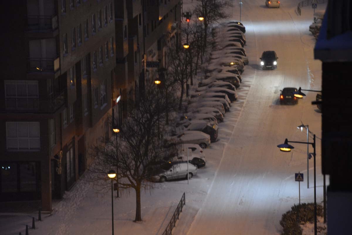 Las prediciciones se han cumplido y la provincia y la capital han amanecido cubiertas de un manto blanco, generandpo numerosas complicaciones en calles y carreteras.