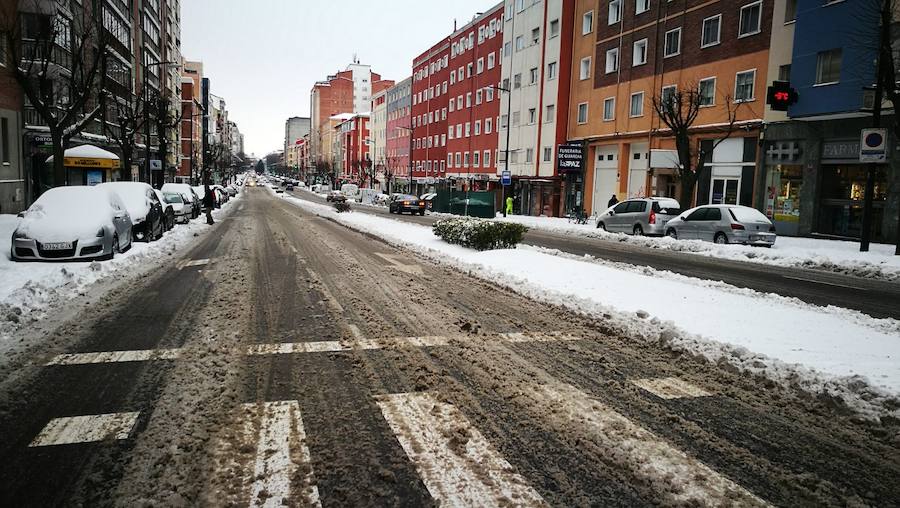 Las prediciciones se han cumplido y la provincia y la capital han amanecido cubiertas de un manto blanco, generandpo numerosas complicaciones en calles y carreteras.