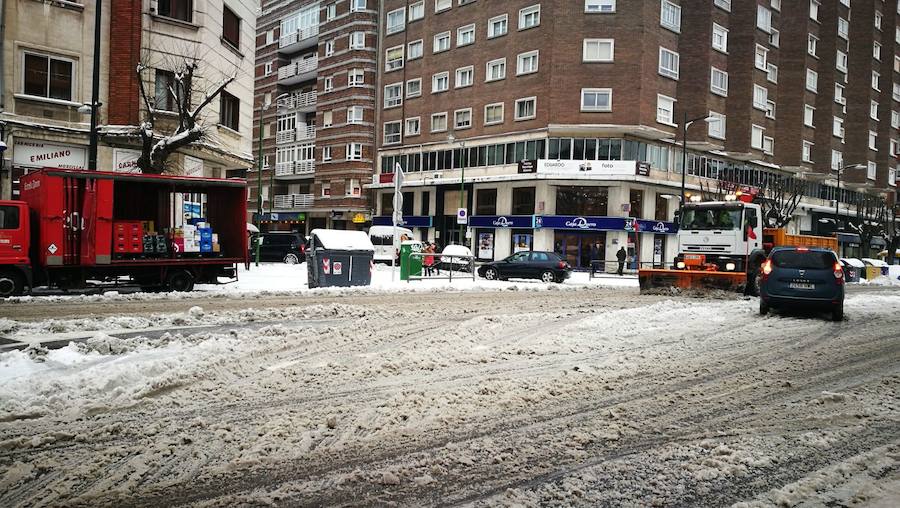 Las prediciciones se han cumplido y la provincia y la capital han amanecido cubiertas de un manto blanco, generandpo numerosas complicaciones en calles y carreteras.