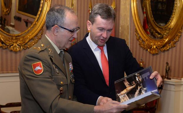 Lacalle le ha regalado un libro al general. 