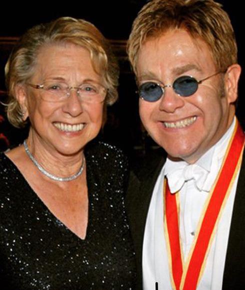 El cantante británico junto a su madre, Sheila Farebrother. 