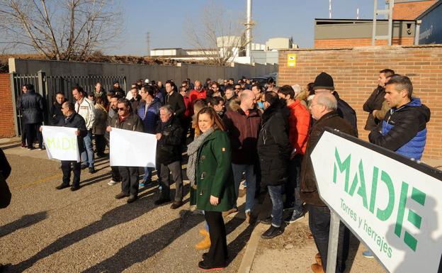 Los empleados de la empresa Made, durante un paro a las puertas de la fábrica en Medina del Campo.