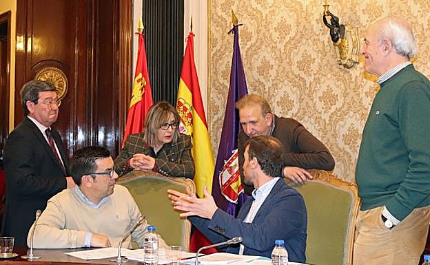 El portavoz del Equipo de Gobierno habla con sus diputados y el presidente César Rico