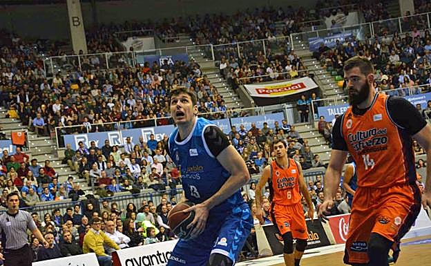 Goran HUskic ataca la canasta de Valencia Basket