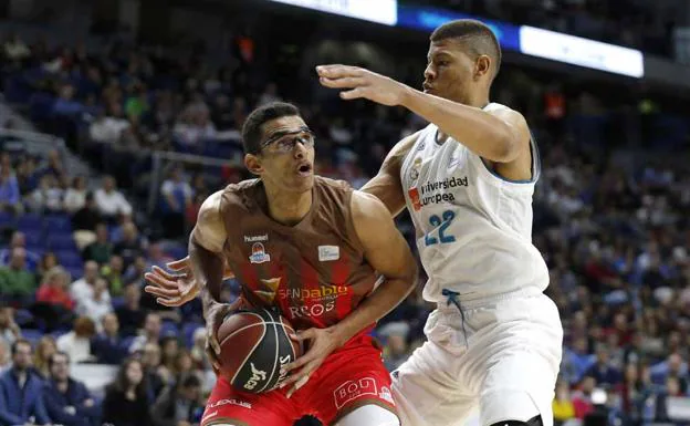 Sebas Saiz trata de subir el balón ante la defensa del gigante Walter Tavares