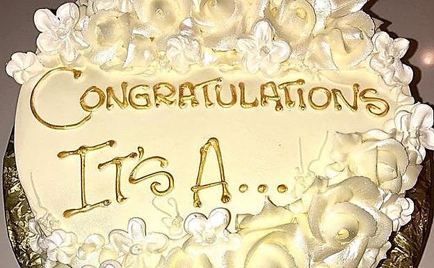 Khloe descubre por su hermana Kylie Jenner que espera una niña. 