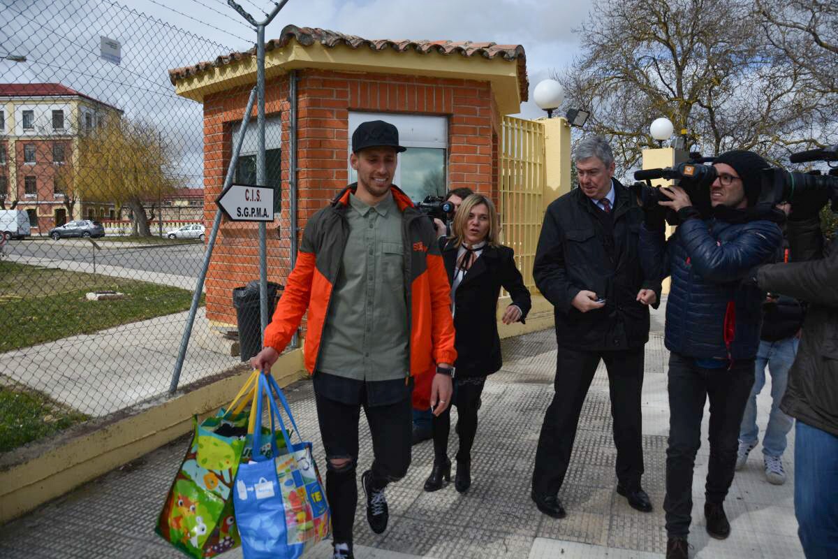 Víctor Rodríguez 'Viti' ha abandonado hoy el centro penitenciario de Burgos después de que la Audiencia Provincial levantara la medida de la prisión preventiva. 