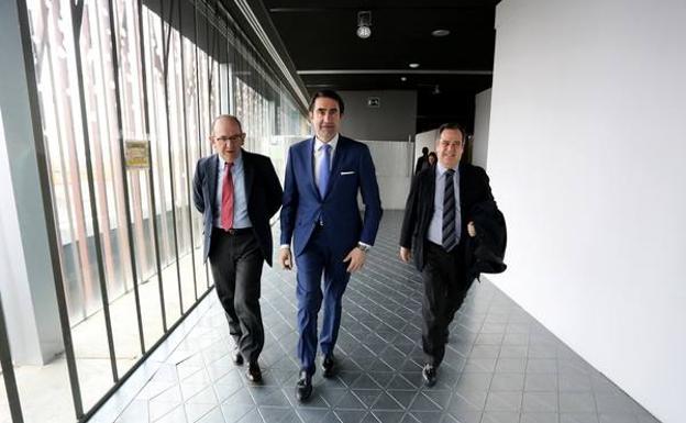 El consejero de Fomento y Medio Ambiente, Juan Carlos Suárez-Quiñones, inaugura la jornada 'Oportunidades de mejora en la gestión de residuos domésticos'. Junto a él, el director general de Calidad y Sostenibilidad Ambiental, José Manuel Jiménez, y el delegado territorial de la Junta, Pablo Trillo.