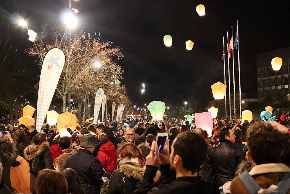 Fotos: Así han lanzado los burgaleses los farolillos solidarios