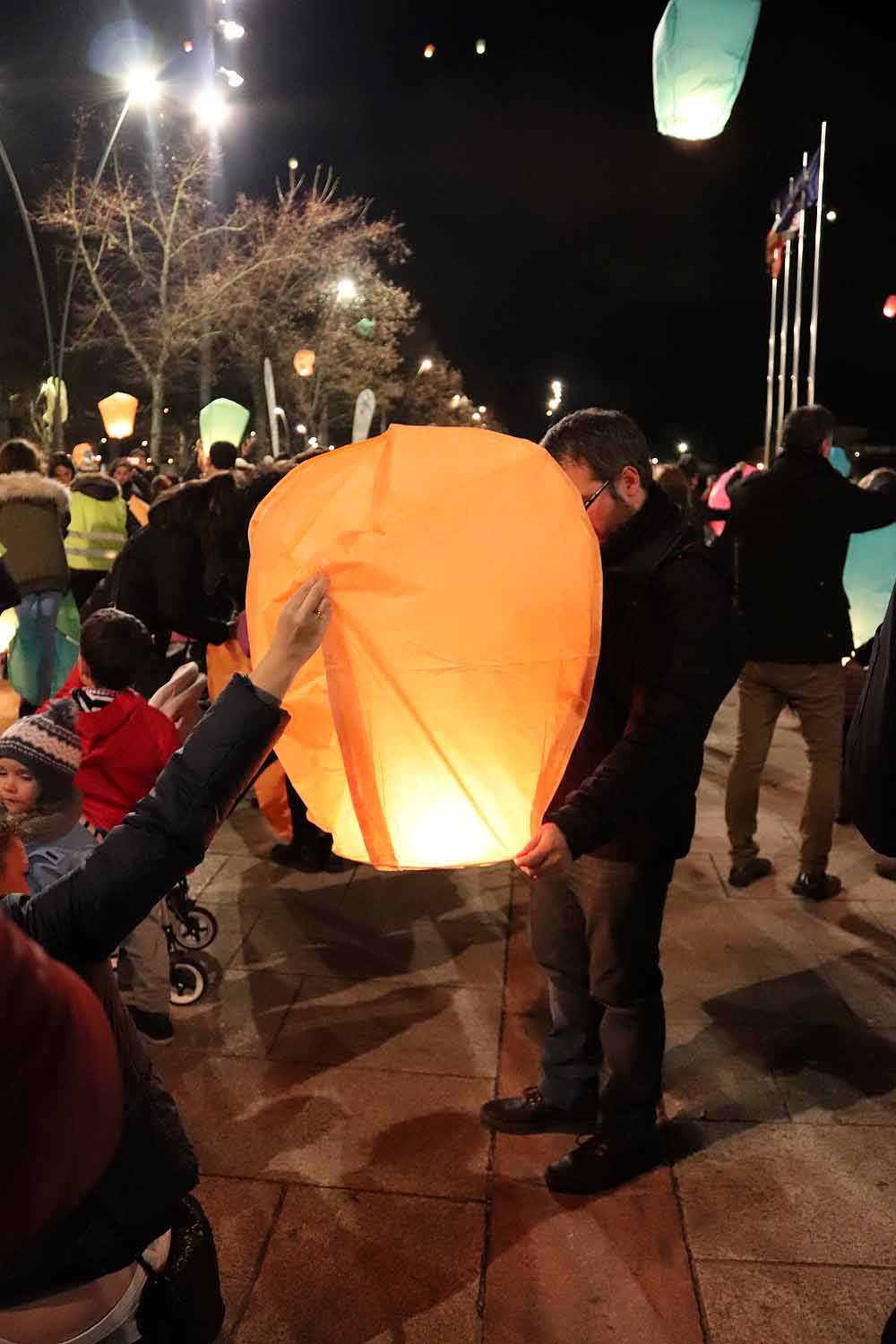 Fotos: Así han lanzado los burgaleses los farolillos solidarios