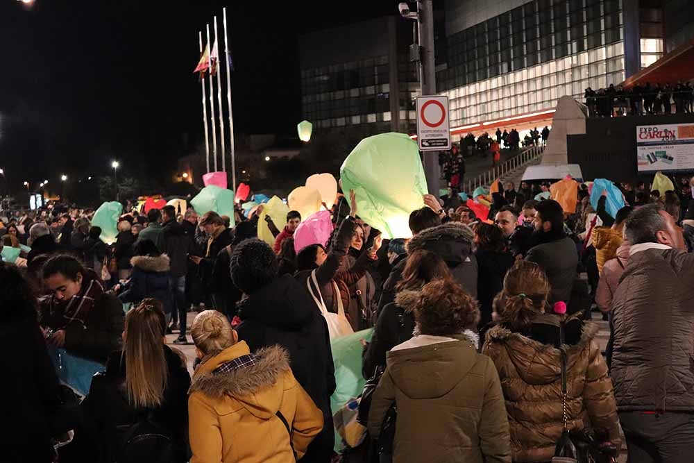 Fotos: Así han lanzado los burgaleses los farolillos solidarios