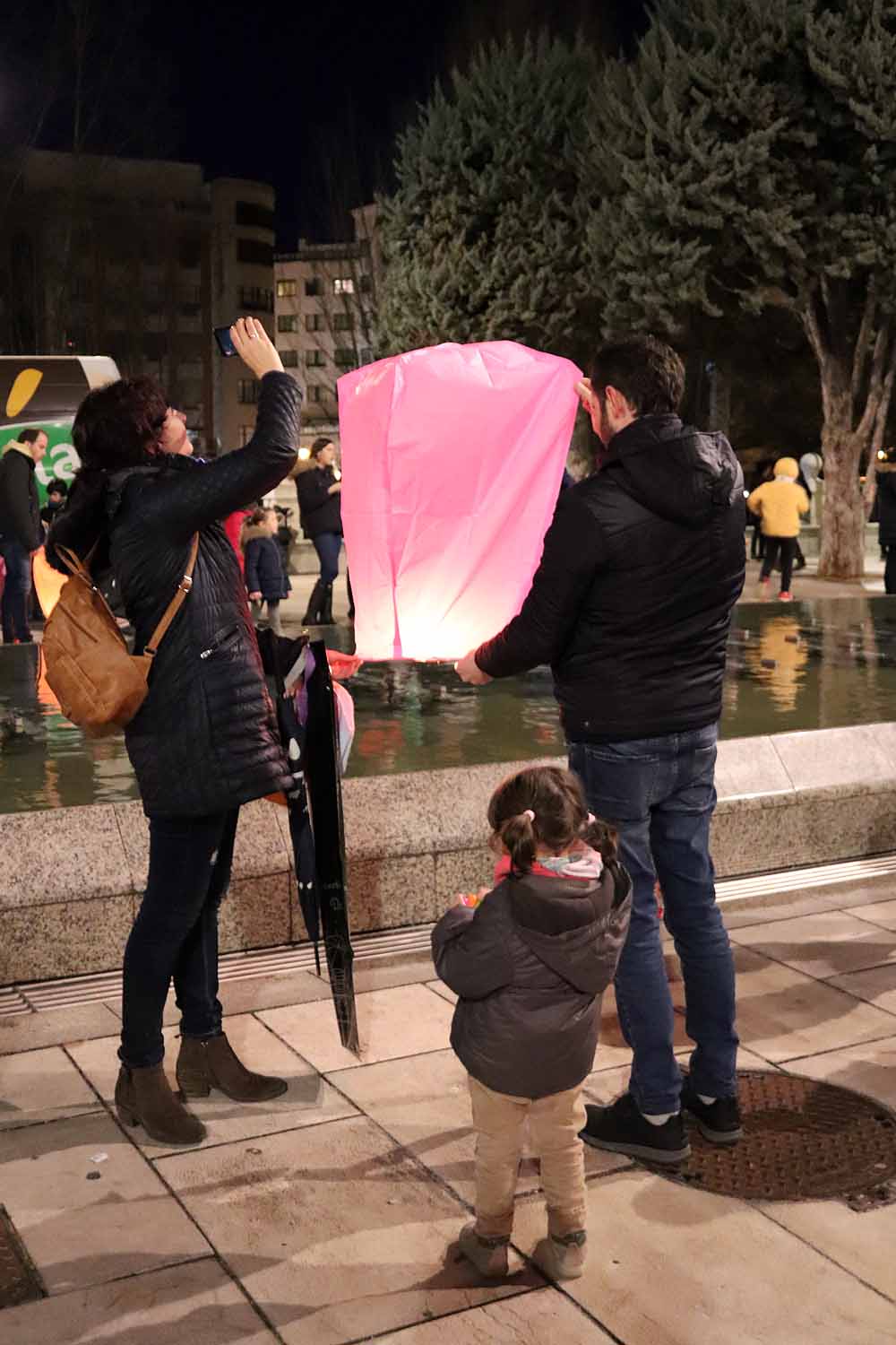 Fotos: Así han lanzado los burgaleses los farolillos solidarios