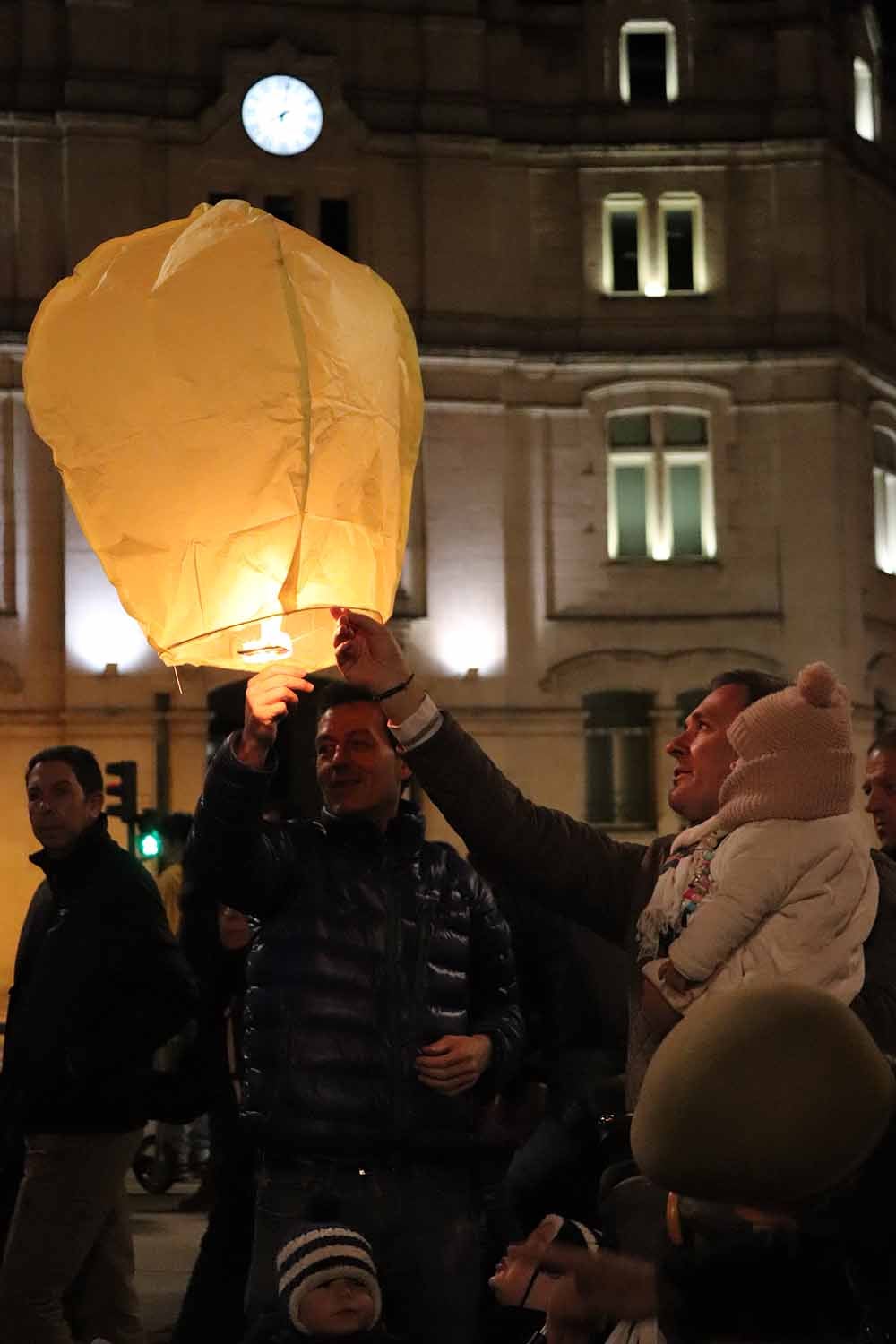 Fotos: Así han lanzado los burgaleses los farolillos solidarios