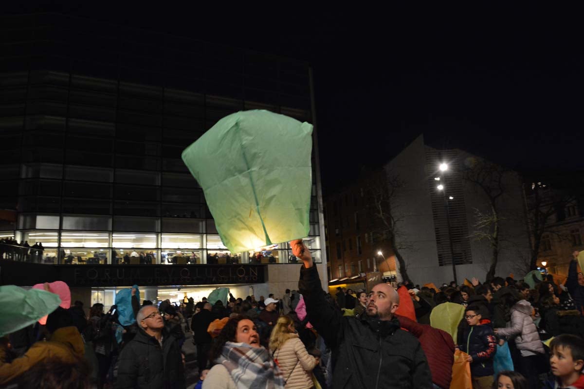 Fotos: Así han lanzado los burgaleses los farolillos solidarios