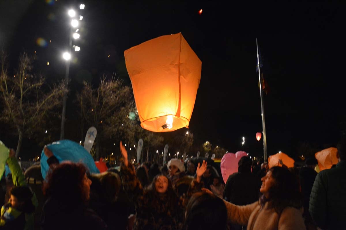 Fotos: Así han lanzado los burgaleses los farolillos solidarios