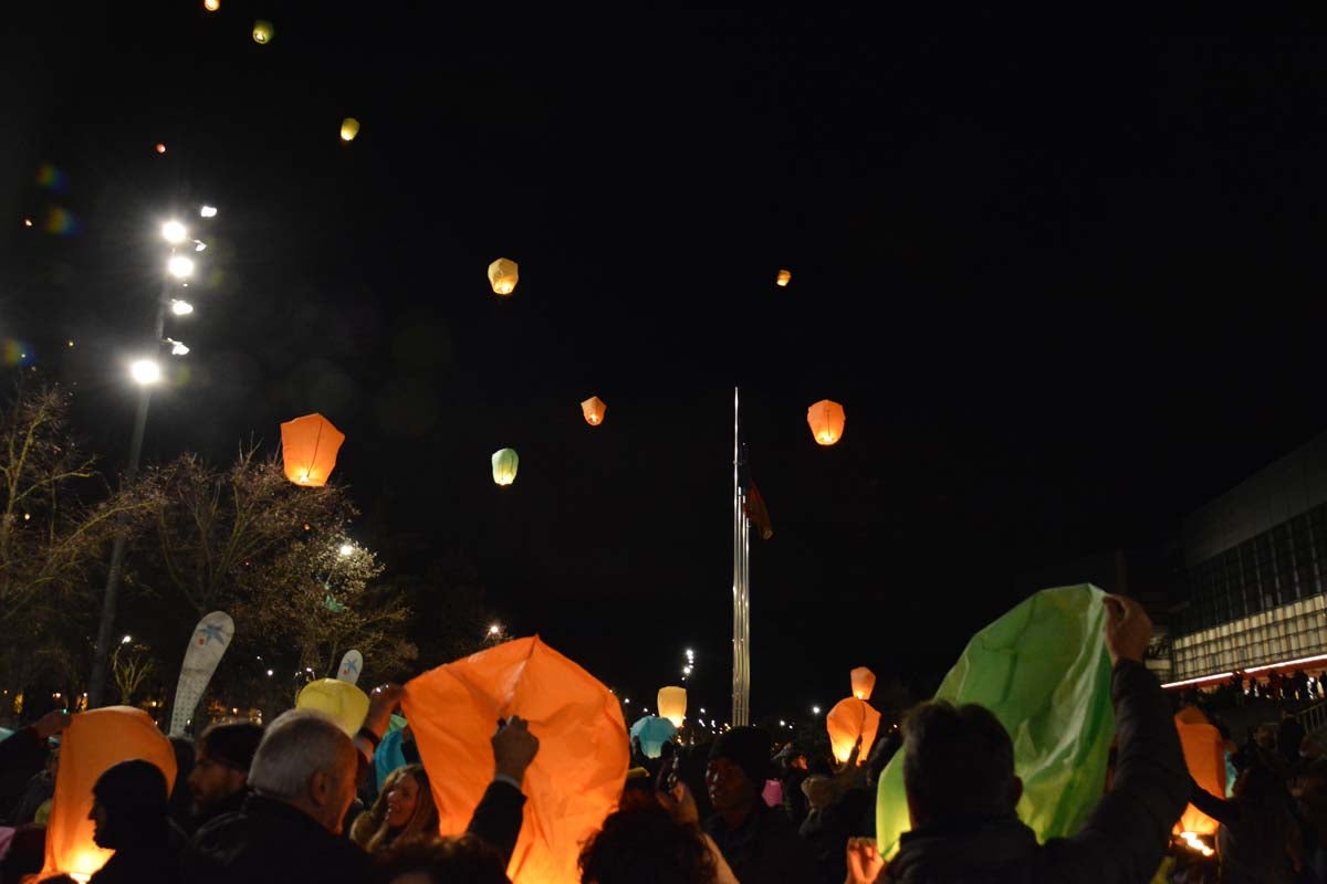 Fotos: Así han lanzado los burgaleses los farolillos solidarios