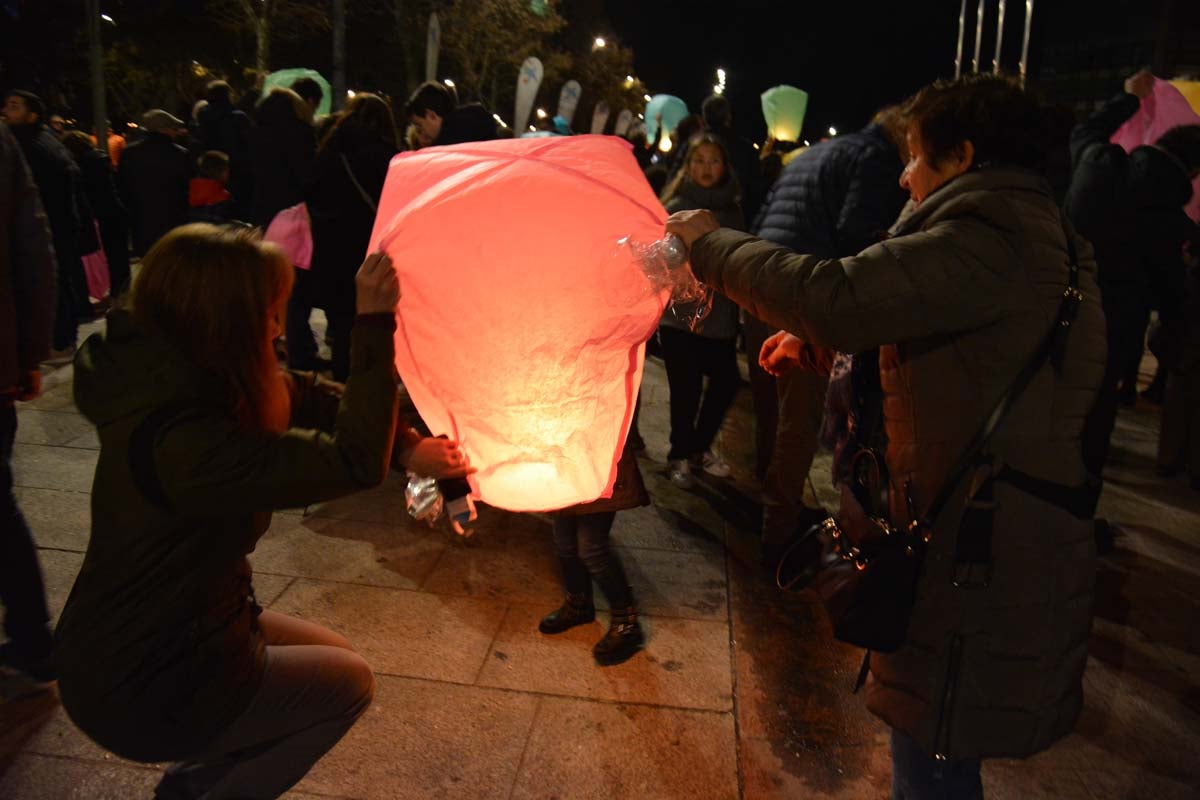 Fotos: Así han lanzado los burgaleses los farolillos solidarios