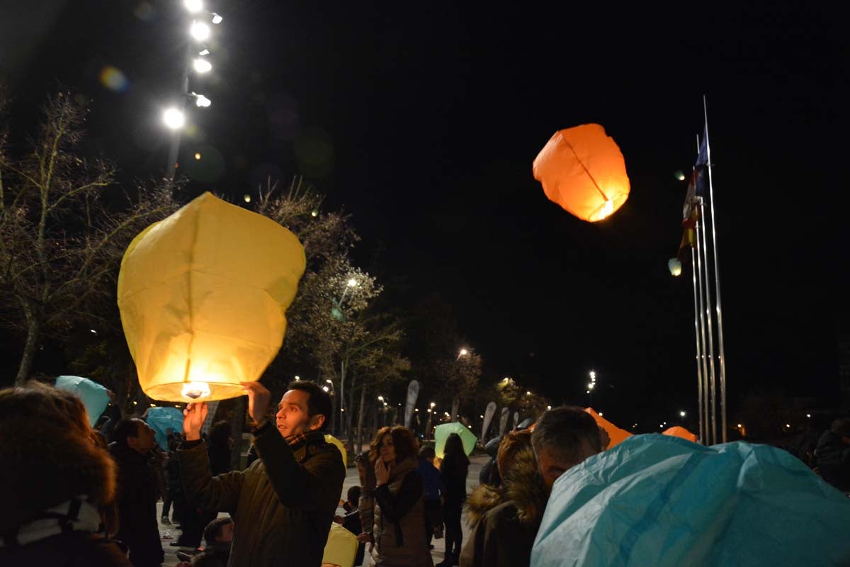 Fotos: Así han lanzado los burgaleses los farolillos solidarios