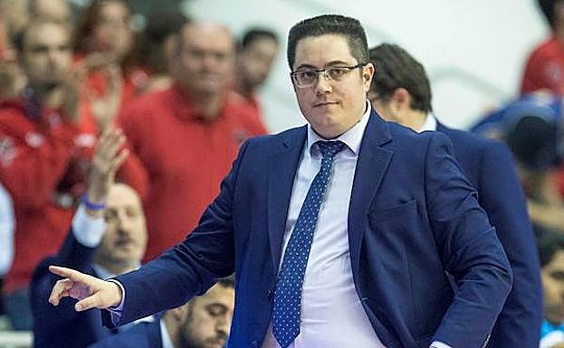 El entrenador del San Pablo Burgos, Diego Epifanio, durante el partido contra el UCAM Murcia