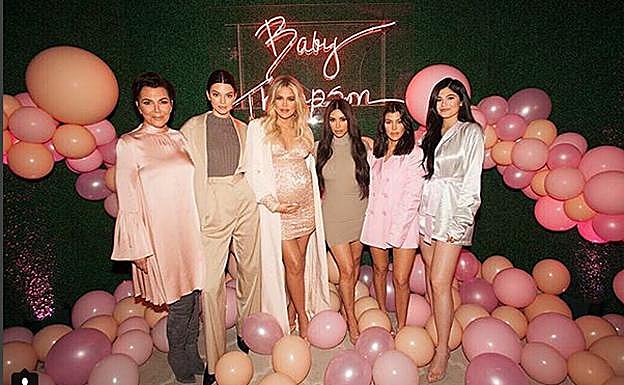 Khloe, en el centro con las mujeres del clan Kardashian. 
